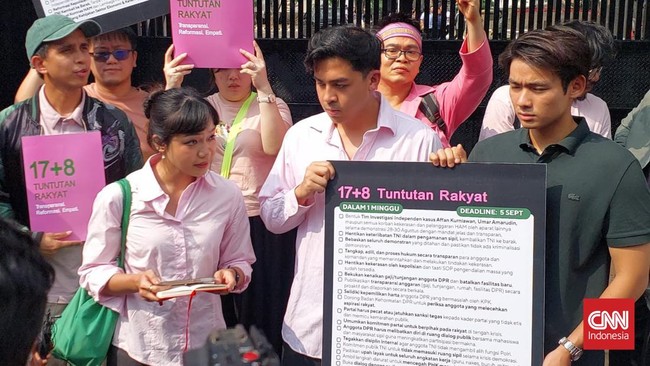 mengenakan pakaian pink kombinasi hijau, sejumlah influencer menyerahkan tuntutan 17+8 ke DPR RI, bagian dari suara gelombang demo 25-31 Agustus.