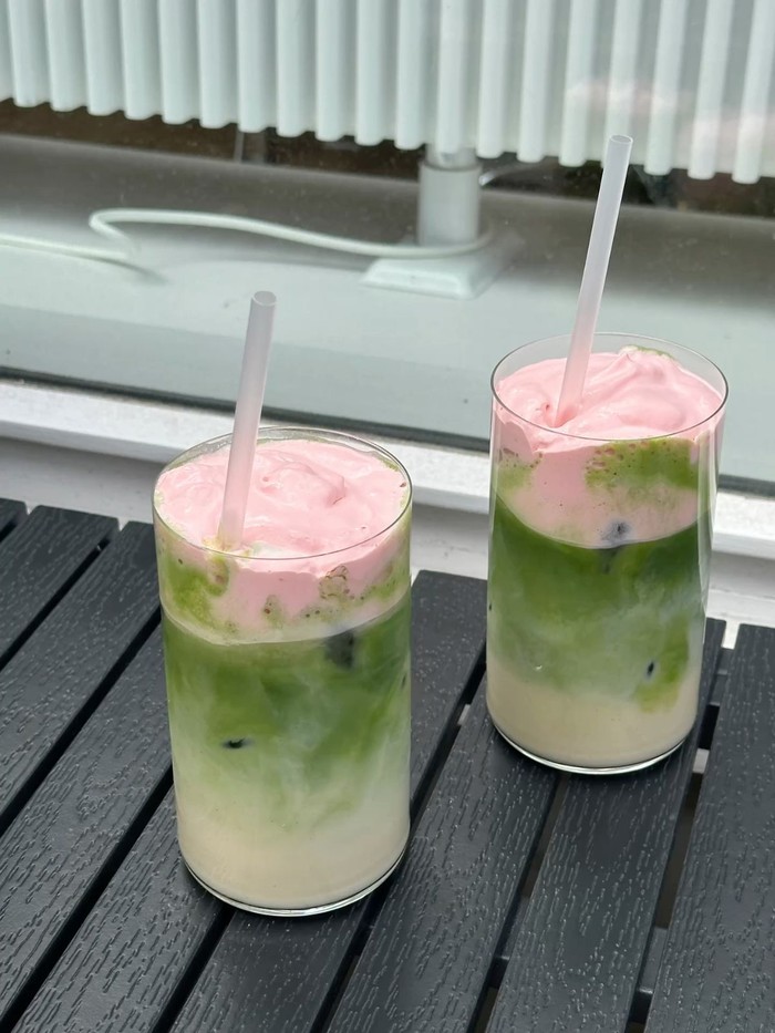 Matcha menjadi minuman favorit banyak orang. Ada banyak variasi minuman matcha yang dengan mudah kamu temui, salah satunya matcha stroberi yang menghasilkan warna cantik ini. (Foto: Pinterest/Katie)