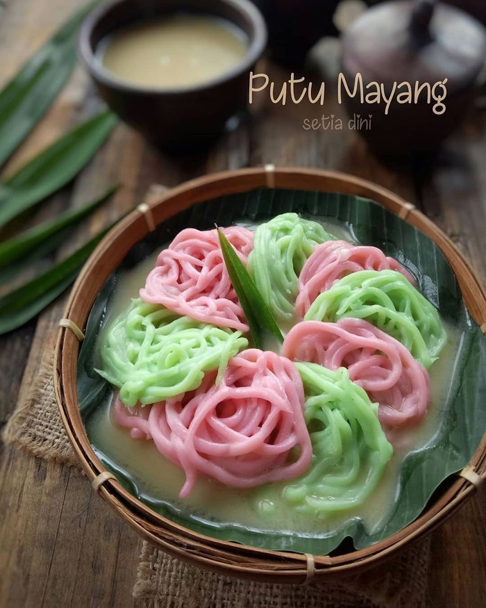 Putu mayang yang terbuat dari tepung beras sering diberi tambahan warna-warna soft yang cantik. Kamu dapat dengan mudah menemui putu mayang dengan warna Brave Pink dan Hero Green di sekitarmu. (Foto: Pinterest/Anna DUbbah)