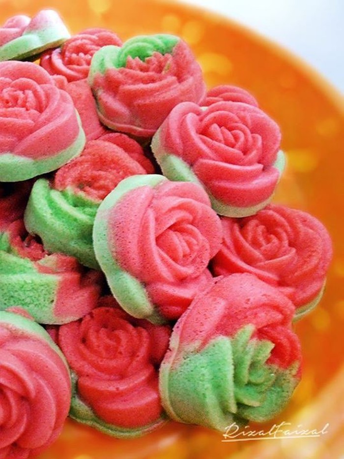 Warna Brave Pink dan Hero Green mudah ditemui pada kue-kue tradisional. Seperti kue bolu mawar ini bisa kamu temui di pasaran. (Foto: Pinterest/Rizal Faizal)