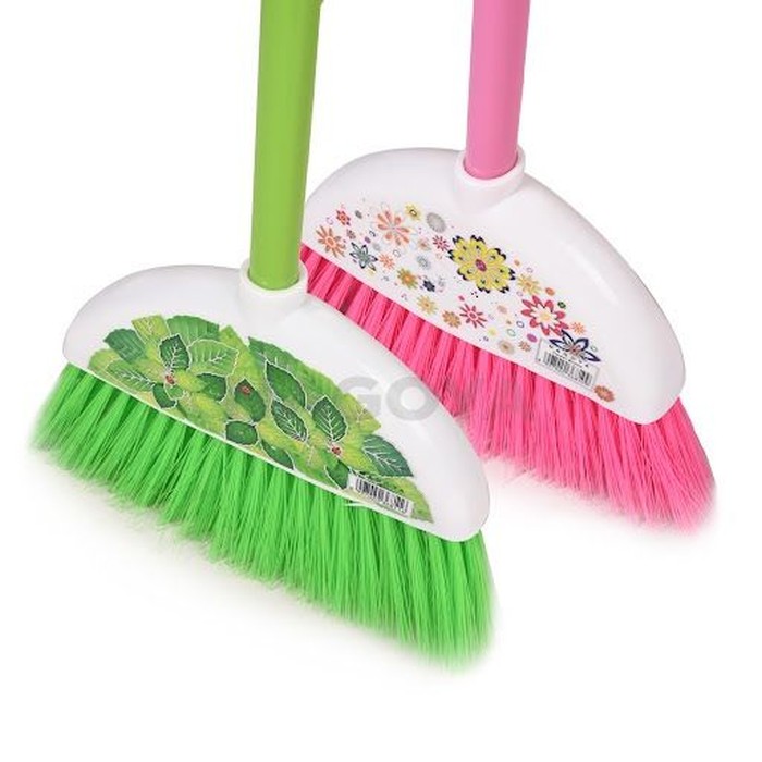 Sapu berbahan nilon umumnya diberi tambahan warna-warna cerah. Simbol perjuangan Brave Pink dan Hero Green pun bisa kamu temui pada sapu. (Foto: Pinterest/Shopee)