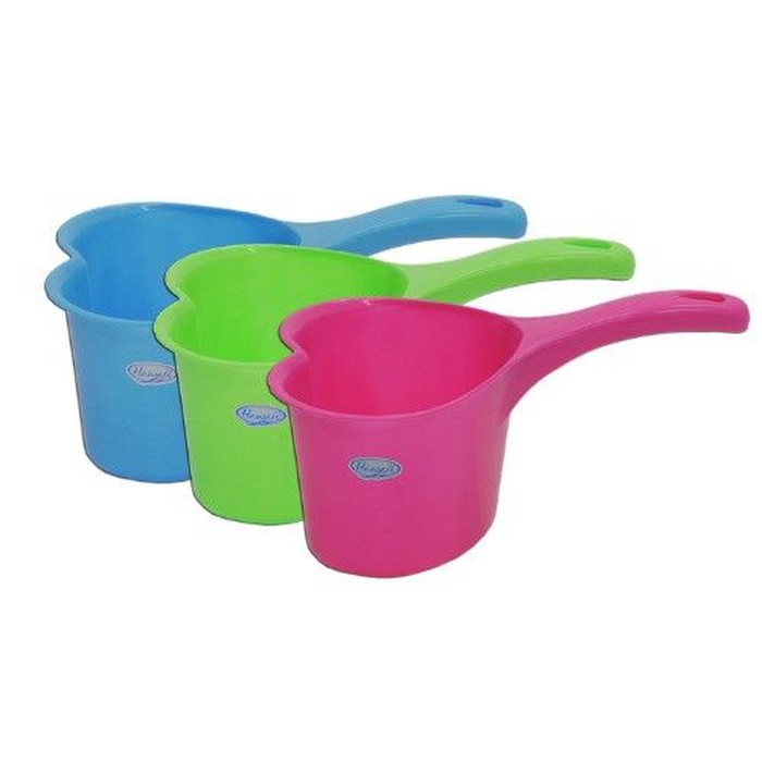 Bukti simbol perjuangan di kehidupan sehari-hari juga bisa kamu temui dari gayung love. Di pasaran banyak gayung love dengan warna-warna mencolok, termasuk Brave Pink dan Hero Green. (Foto: Pinterest/Shopee)