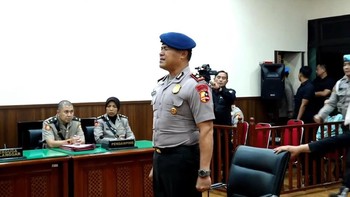 FOTO: Tangis Kompol Cosmas Usai Dipecat dari Polri