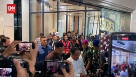VIDEO: Nadiem Resmi Tersangka, Tangan Diborgol dan Pakai Rompi Pink