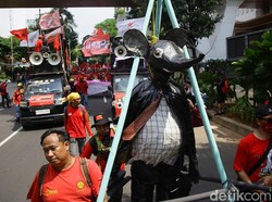 Video: Massa Buruh Demo di Patung Kuda, Bawa Patung Tikus Digantung