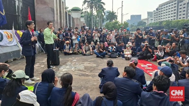 Mahasiswa menggelar tindakan tenteram di depan Gedung DPR, bertepatan dengan jatuhnya tenggat waktu 17 tuntutan jangka pendek ke DPR.