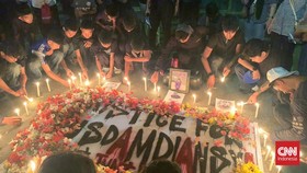 Aksi Nyalakan Lilin untuk Driver Ojol Tewas Dikeroyok di Makassar