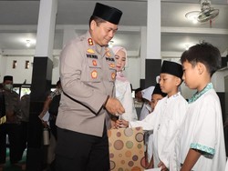 Senangnya Anak Yatim di Nganjuk Dapat Bingkisan Maulid dari Polisi
