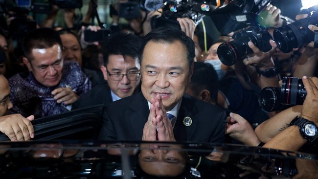 Ratu Sirikit Wafat, PM Thailand Tunda ke Malaysia Jelang KTT ASEAN PM Thailand Anutin tunda berangkat ke Malaysia untuk hadiri KTT ASEAN dan tandatangan kesepakatan damai dengan Kamboja.