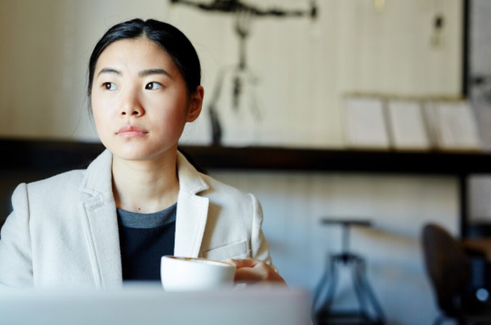 Quiet covering adalah fenomena ketika karyawan menyembunyikan identitas pribadi untuk menghindari penilaian negatif. Data terbaru menunjukkan tren ini semakin meningkat di dunia kerja modern./ Foto: freepik.com/pressfoto