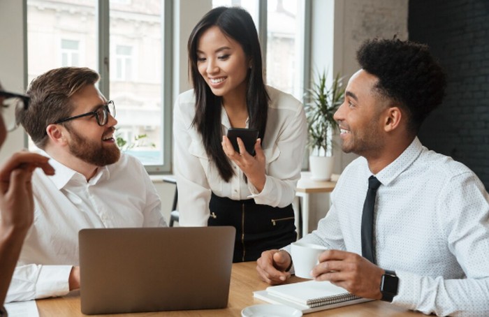 Perusahaan perlu melihat quiet covering sebagai feedback, bukan perlawanan. Pendekatan ini dapat meningkatkan produktivitas, kreativitas, dan kesejahteraan karyawan./ Foto: freepik.com/drobotdean