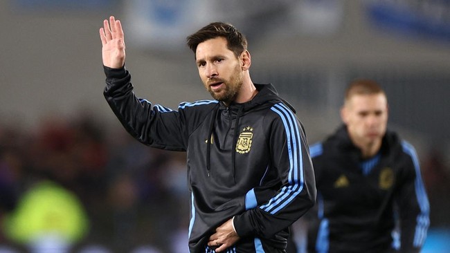 Lionel Messi terlihat menangis saat pemanasan menjelang laga Argentina vs Venezuela, yang diyakini sebagai pertandingan kandang terakhirnya sebelum pensiun.