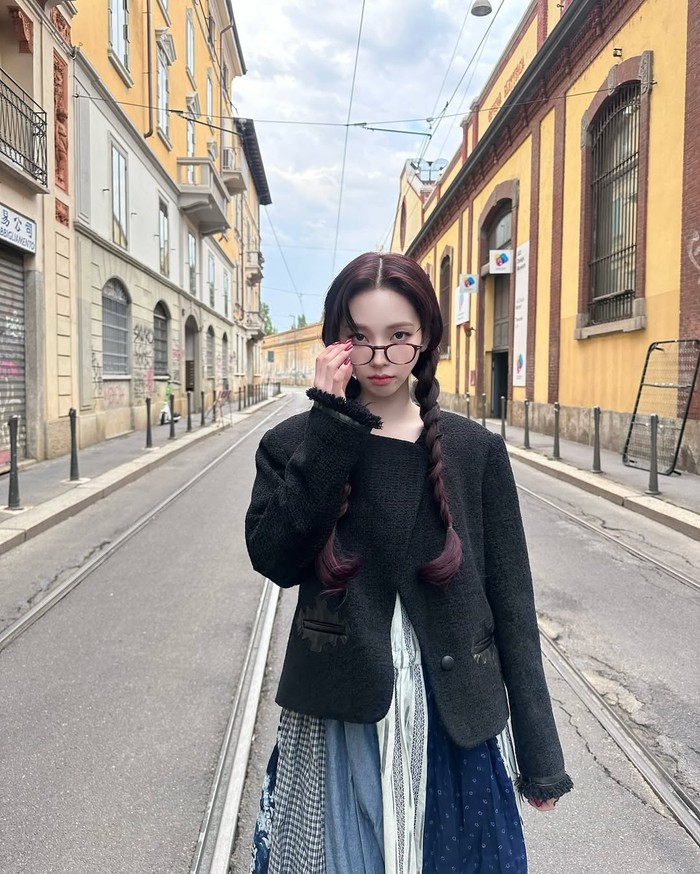 Artsy vintage vibes dengan blazer dan rok patchwork. Karina juga menunjukkan yang unik dan artsy. Dengan rok panjang patchwork berwarna biru dan putih, ia memberi kesan vintage sekaligus chic./ Foto: instagram.com/katarinabluu