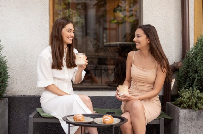 Cancer dikenal sebagai zodiak penuh empati. Mereka mampu membuat suasana pertemuan pertama terasa akrab dan nyaman bagi semua orang./ Foto: freepik.com