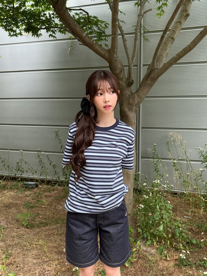 Casual playful dengan kaos garis dan celana pendek. Gaya ini terlihat santai dan playful. Detail menarik datang dari aksesori rambut berupa scrunchie hitam yang memberi sentuhan girly./ Foto: instagram.com/katarinabluu