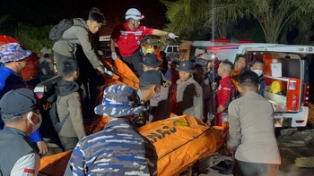 FOTO: Proses Evakuasi Korban Helikopter Jatuh di Tanah Bumbu Kalsel