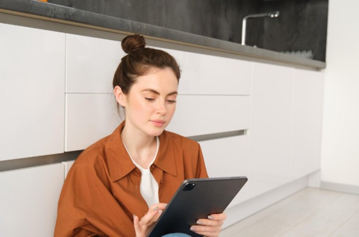 Evaluasi rutin membantu meningkatkan keterampilan public speaking. Dilakukan agar lebih percaya diri dan profesional./ Foto: freepik.com/benzoix