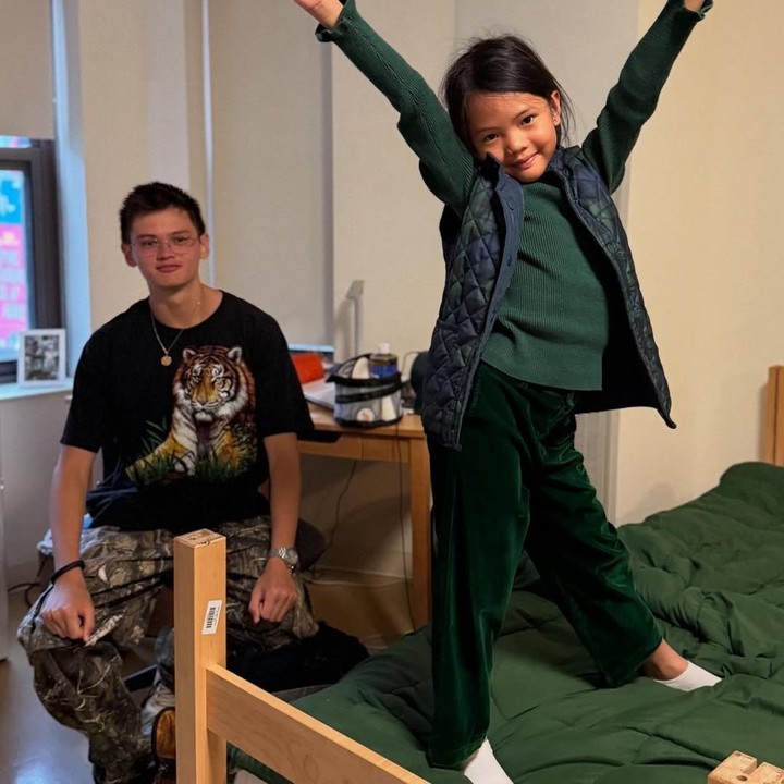 <p>Dalam kunjungannya ke Boston University, Farah tak lupa untuk mampir ke asrama sang putra. Di salah satu foto yang diunggahnya, Farah menunjukkan potret Armand dengan sang adik Amaira yang terlihat bahagia menghabiskan waktu bersama di kamar asmara. "Kehidupan asrama untuk putra kami Armand di #BostonUniversity @bostonu," tulis Farah. (Foto: Instagram @farahquinnofficial)</p>