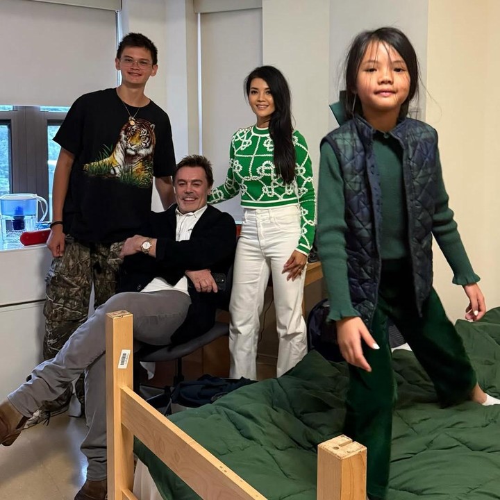 <p>Melalui unggahan di media sosial, Farah membagikan momen saat mengantar putranya ke Boston University. Bersama suami dan anak bungsunya, Farah menemani Armand menjelajahi kampus terkenal di 'Negeri Paman Sam' ini. (Foto: Instagram @farahquinnofficial)</p>