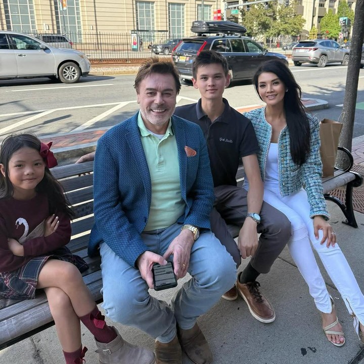 <p>Selama di Boston, Farah juga terlihat menghabiskan waktu dengan kedua anak dan suaminya Charles Jost. Farah tampaknya ingin<em> quality time</em> spesial dengan Armand sebelum sang putra tinggal jauh dari rumah. Sebelum mengantar Armand ke kampusnya, Farah dan keluarga juga sempat mengadakan makan malam untuk melepas sang putra. (Foto: Instagram @farahquinnofficial)</p>