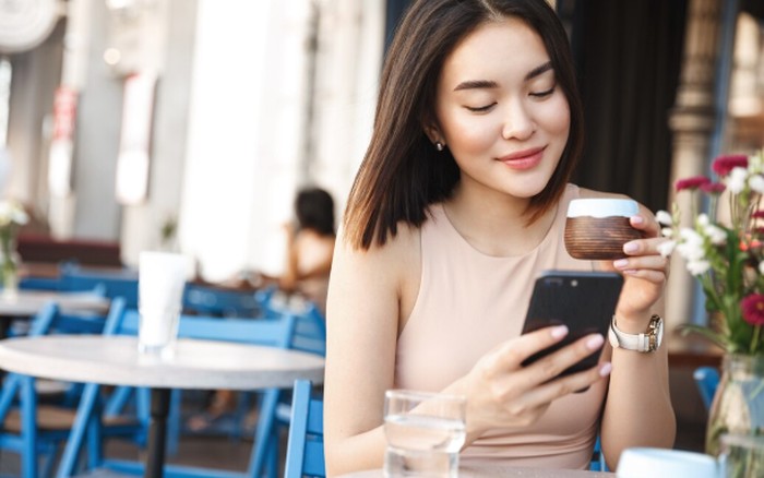 Gemini dikenal cerewet dan seru. Mereka selalu bikin grup chat rame dengan ide dan obrolan yang nggak ada habisnya./ Foto: freepik.com/lookstudio