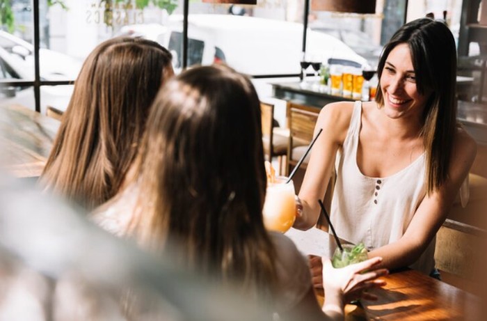 Gemini dikenal ramah, spontan, dan selalu bawa topik menarik. Sosok Gemini bikin pertemanan jadi seru dan nggak pernah sepi./ Foto: freepik.com