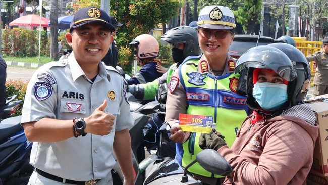 Hari Pelanggan, Jasa Raharja Apresiasi Wajib Pajak dengan Voucher UMKM Jasa Raharja merayakan Hari Pelanggan Nasional dengan memberikan voucher potongan harga di merchant UMKM bagi masyarakat yang bayar pajak tepat waktu.