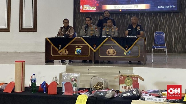 Mereka diduga terlibat perusakan di sejumlah titik hingga pembakaran Gedung Negara Grahadi, Mapolsek Tegalsari dan 29 Pos Polisi.