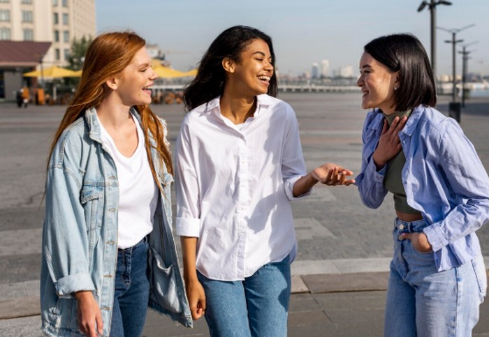 Libra punya kepribadian ramah dan mudah akrab. Membuat momen pertemuan pertama terasa seru dan penuh kehangatan./ Foto: freepik.com