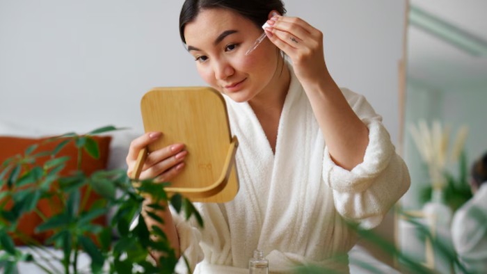 Geranium oil membantu mengatasi jerawat, iritasi, dan infeksi kulit. Hal ini dikarenakan sifat antibakteri dan anti-inflamasinya./ Foto: freepik.com