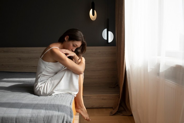 Aromaterapi dengan geranium oil terkenal karena efek relaksasinya. Geranium oil terbukti memberikan efek menenangkan dan membantu mengurangi stres serta kecemasan./ Foto: freepik.com/pikisuperstar