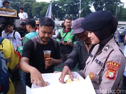 Polwan Bagikan Roti-Air Mineral untuk Massa Demo di Depan DPR