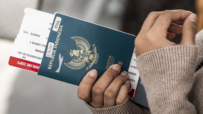 Anda perlu segera mengurus perpanjangan apabila masa berlaku paspor sebentar lagi kedaluwarsa. Lantas, berapa lama harus perpanjang paspor sebelum expired?