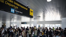 Penumpang tujuan Kuala Lumpur antre menuju pesawat di ruang tunggu keberangkatan internasional Bandara Jenderal Ahmad Yani, Semarang, Jawa Tengah, Jumat (5/9/2025). Bandara Internasional Jenderal Ahmad Yani Semarang resmi membuka kembali penerbangan