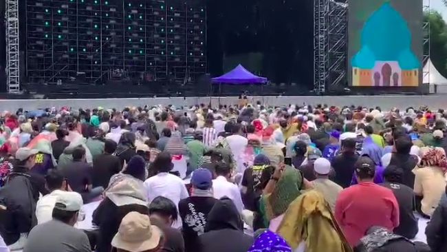 Dipimpin Rhoma Irama, Pengunjung Pestapora Laksanakan Salat Jumat