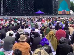 Dipimpin Rhoma Irama, Pengunjung Pestapora Gelar Salat Jumat Berjamaah