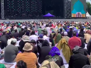 img-title Dipimpin Rhoma Irama, Pengunjung Pestapora Gelar Salat Jumat Berjamaah