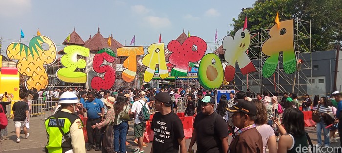 Suasana para pengunjung di Pestapora 2025.