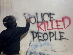 Satpol PP Hapus Coretan Police Killed People di Kota Pasuruan