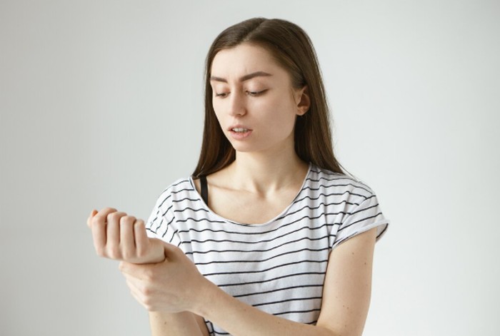 Geranium oil mengandung citronellol. Minyak ini berpotensi mengurangi reaksi alergi dan rasa gatal pada kulit./ Foto: freepik.com/karlyukav