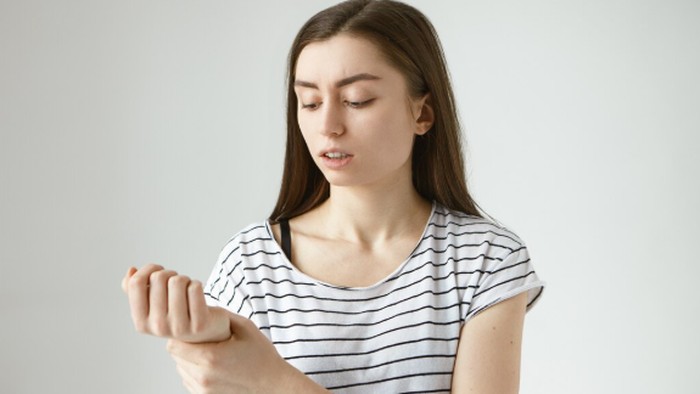 Geranium oil mengandung citronellol. Minyak ini berpotensi mengurangi reaksi alergi dan rasa gatal pada kulit./ Foto: freepik.com/karlyukav