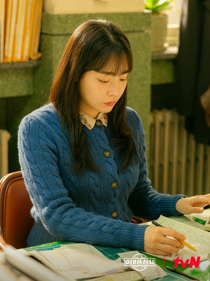 Kim Min Ha berperan sebagai Oh Mi Sun dalam drama Typhoon Family. Dalam potongan adegan terbaru diperlihatkan sang aktris sedang bekerja sebagai akuntan.