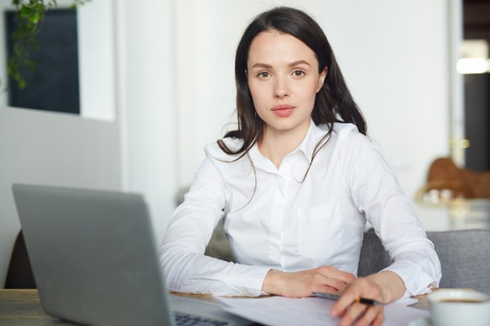 Generasi Z dua kali lebih sering menyembunyikan identitas pribadinya di tempat kerja dibanding generasi Boomer. Alasan utama Gen Z melakukan covering adalah demi citra profesional/ Foto: freepik.com/pressfoto