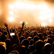 BeauPicks: 5 Beauty Item Praktis yang Wajib Dibawa saat Nonton Konser