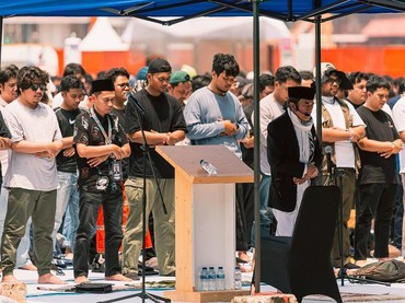 img-title Gaya Rhoma Irama Jadi Khatib Salat Jumat di Festival Musik Tuai Sorotan