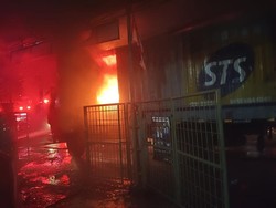 Truk Muatan Paket di Jakut Terbakar gegara Korsleting, Begini Kronologinya