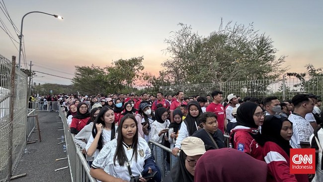 Ribuan suporter dan penonton Timnas Indonesia mulai memadati Stadion Gelora Bung Tomo (GBT) Surabaya, jelang laga Indonesia VS Taiwan, Jumat (5/9) sore WIB.
