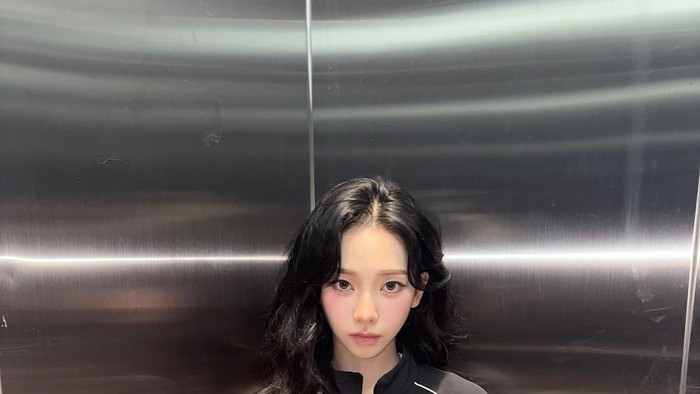 Sporty casual look dengan jaket baseball. Karina mengenakan jaket baseball berwarna hitam yang dipadukan dengan kaos putih basic dan celana santai. Memberi kesan sporty sekaligus casual./ Foto: instagram.com/katarinabluu