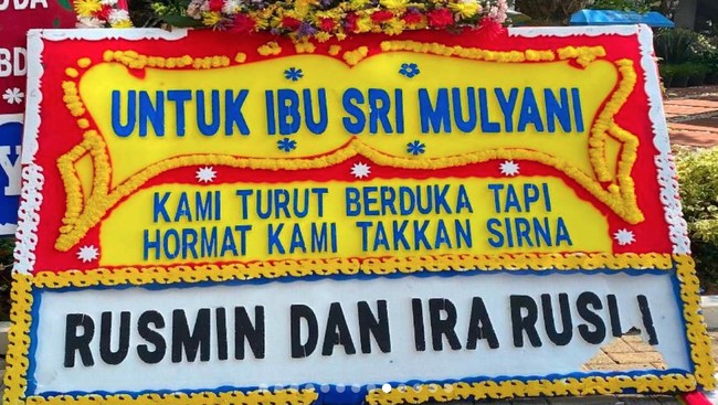 Menkeu Sri Mulyani mendapat sederet dukungan karangan bunga setelah rumahnya di Bintaro, Tangerang Selatan, dijarah orang tak dikenal.