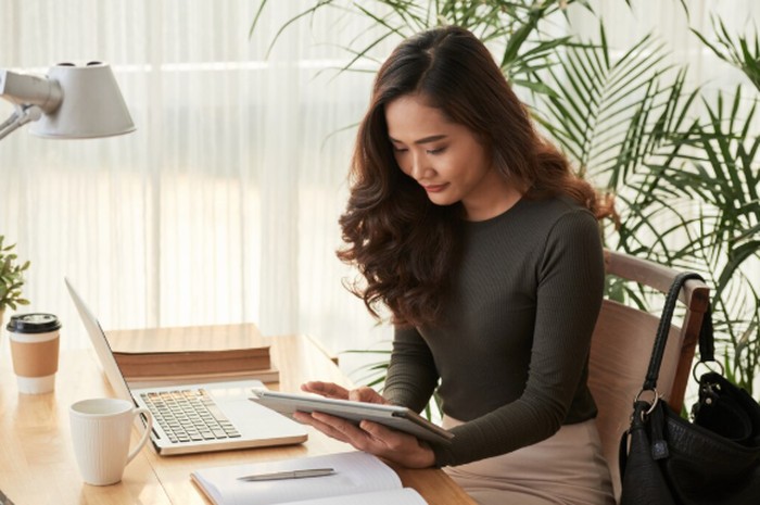 Materi yang terstruktur dengan baik membantu audiens memahami pesan yang ingin disampaikan sejak awal hingga akhir. Menguasai materi sebelum public speaking membuatmu lebih percaya diri./ Foto: freepik.com/pressfoto